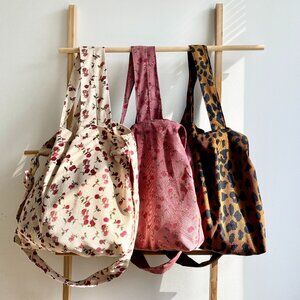 Retro Rose Pattern Corduroy Tote Bag with Magnetic Closure